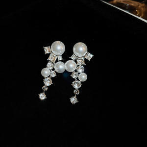 Boucles d'oreilles élégantes en or blanc avec fausses perles et cristaux pour mariage, bijoux classiques en perles pour femmes E2457 - Product Image 6