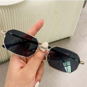 Lunettes de soleil rétro en métal à petite monture personnalisables avec logo 2025, protection UV400, en alliage, style punk carré, pour hommes et femmes - Product Image 1