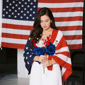 Ramo de Flores Artificiales Patrióticas para el Día de la Independencia, Rosas Rojas, Blancas y Azules con Detalles de Bayas, Perfecto para la Decoración de la Mesa del 4 de Julio - Product Image 3