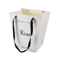 Benutzer definierte weiße Blumen Rose Blume tragen Geschenk Trapez Papiertüte Geschenk box für Blumen sträuße mit Griffen