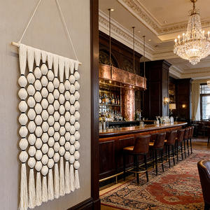 <span class=keywords><strong>Tapisserie</strong></span> murale sphérique en macramé crème de fabrication industrielle, 70x115 cm, dimensions personnalisables pour les projets d'aménagement intérieur d'hôtels - Product Image 5