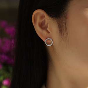 Pendientes de Moissanita Rectos y Elegantes, Plata 925, Corte Circular Antialérgico para Mujer - Product Image 2