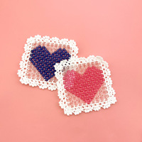 En stock, sous-couche créative carrée en forme de cœur, faite main, perlée, au crochet, résistante à la chaleur, avec perles en plastique modernes, pour poche de vêtement