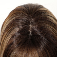 Perruque Courte Droite Ondulée Marron Dégradé Faite à la Machine avec Frange Effilée, Cheveux Naturels Réalistes en Fibre Haute Température