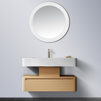 Ensemble de meuble-lavabo flottant à deux niveaux en contreplaqué avec vasque en surface solide épaisse, tiroir cannelé en chêne clair et miroir rond à cadre blanc