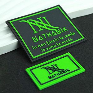 Patchs tactiques en PVC souple 3D personnalisés avec logo en silicone gaufré, broderie thermocollante et velcro, avec support thermocollant - Product Image 2