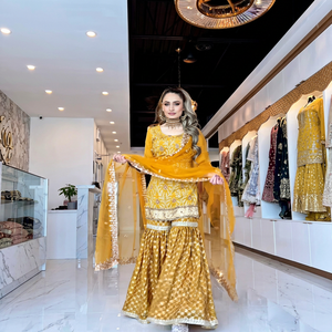 Robe de mariée indienne pakistanaise traditionnelle pour femme, en soie jaune brodée, longueur ras du sol, avec bordure dorée, coupe classique - Product Image 1