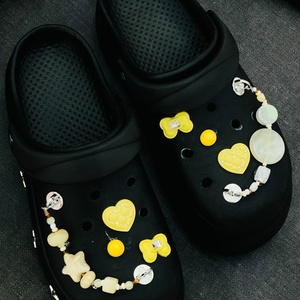 Accesorios Decorativos para Zapatos de Mujer, Cadena Amarilla con Lazo de Corazón, Adornos para Zapatos <span class=keywords><strong>Crocs</strong></span> - Product Image 1
