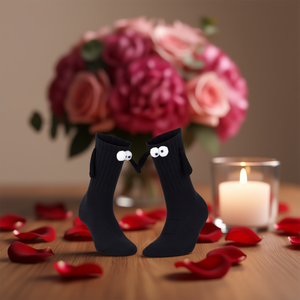 Chaussettes Magnétiques Amusantes Noires 2 Paires Cadeau de la Saint-Valentin pour Lui et Elle Style Moderne en Peluche - Product Image 2