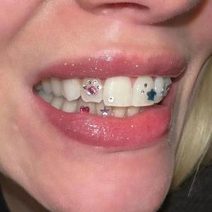 Perceuse <span class=keywords><strong>dentaire</strong></span> super brillante en pierre de cristal pour le bricolage des dents Diamant de couleur <span class=keywords><strong>strass</strong></span> Dents de cristal sans plomb pour femmes et hommes - Product Image 3