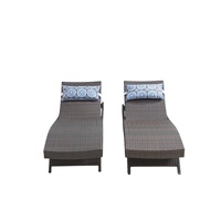 Chaise longue d'extérieur en rotin tressé avec dossier réglable et coussin, idéale pour patio, bord de piscine, plage, jardin et cour.