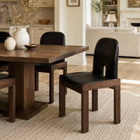 Chaise de salle à manger design avec dossier haut rembourré et détails découpés, structure en bois pour salle à manger, hôtel, design d'intérieur
