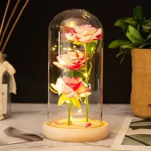 ガラスドームの永遠のバラの装飾品の3つの保存された花バレンタインデーギフトのアイデア魅惑的なLEDライト