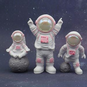Nouvel ensemble de 3 figurines d'astronautes en PVC pour la décoration de bureau à domicile – Série Astronautes - Product Image 1