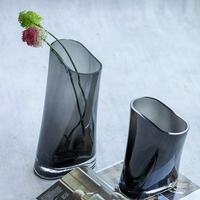 Bixuan asymétrique gris fumé soufflé à la main Vase en verre décor à la maison moderne Base épaisse pour les arrangements floraux mariage minimaliste