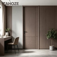 Porte de chambre en bois durable avec panneau en cristal de carbone, poignée silencieuse intégrée et serrure résistante à la déformation pour hôtels et appartements