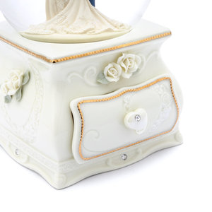 Soldes : Globe à neige de mariage en résine de 120 mm avec musique rotative, personnalisation artisanale pour la décoration de Noël à la maison - Product Image 5