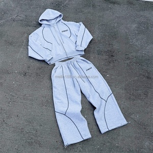 Ensemble de survêtements personnalisés pour fabricants de vêtements : sweats à capuche noirs à surpiqûres contrastées et pantalons de jogging amples gris pour hommes - Product Image 1