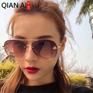 Lunettes de soleil Qianai Aviator pour femmes, monture dorée, protection UV400, design abeille, effet amincissant pour visage rond, lunettes de soleil tendance - Product Image 4