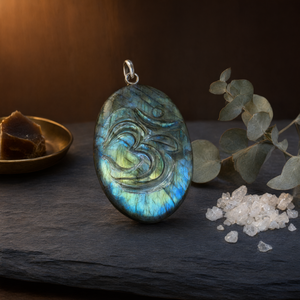 Colgante Ovalado Artesanal de Labradorita con Símbolo Om y Aro de Plata 925 - Abraza la Conexión Espiritual y la Serenidad - UNO - Product Image 3