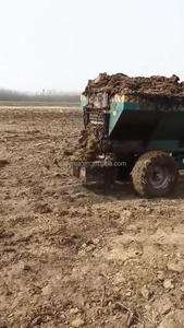 Penyebar Pupuk Jenis Crawler, Dapat Ditarik Traktor, Dapat Beradaptasi Segala Medan, Mengatasi Pupuk Kering, Basah, dan Menggumpal - Product Image 6