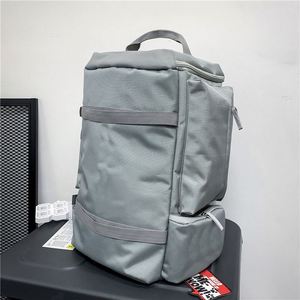Mochila Deportiva Impermeable de Gran Capacidad con Logotipo Personalizado 2023, Correa de Separación Seca y Húmeda, Moderna, para Turismo al Aire Libre - Product Image 4