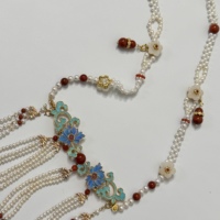 Collier ras du cou tendance pour femme avec pendentif à pampilles, breloques en agate perlée, chaîne Figaro et perles de luxe