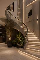 Escalier moderne de luxe, escalier courbé, marches en marbre avec éclairage LED, design durable, escalier intérieur haut de gamme pour hôtel, villa, duplex