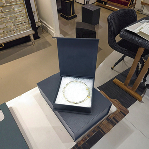 Boîte à Bijoux Noire à Fermeture Magnétique Personnalisée avec Logo ZFG01 en Papier Kraft Gaufré pour Emballage Cadeau en Gros - Product Image 2