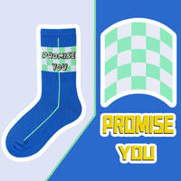 Vente en gros de chaussettes amusantes en coton avec broderie OEM de logo de sport personnalisées et design de mode pour femmes pour filles