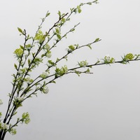 Kunstgras met decoraties, kleine kunstbloemenbollen, sneeuwwilgen, veelkleurige lange bloemen takken, bloemstukken