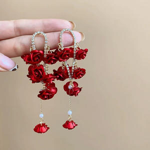 Pendientes Largos de Perlas y Circonitas con Flor de Rosa Roja, que Emiten un Encanto Etéreo y de Alta Gama - Product Image 2