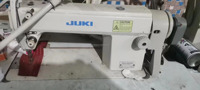 Jukis Ddl5550n Machine industrielle à une aiguille à point noué pour vêtements Machine à coudre industrielle à pied et à bras Machine à coudre industrielle pour vêtements