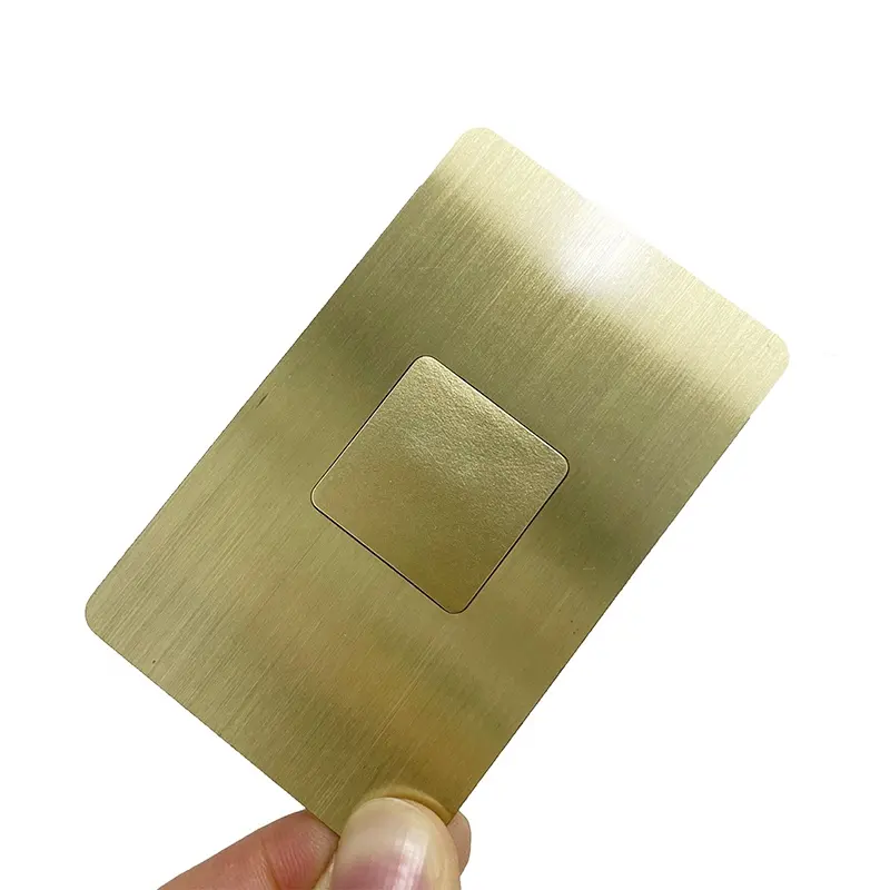 Carte chip nfc aziendali personalizzate in metallo dorato di alta qualità compatibili con il sistema Android e iOS