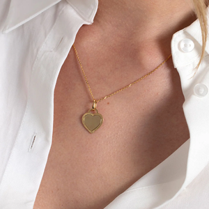 Collana Cuore Sardinia Personalizzata in Acciaio Inossidabile Placcato Oro 18K PVD con Bordo a Motivo Intricato e Catena Sottile da Donna - Product Image 4