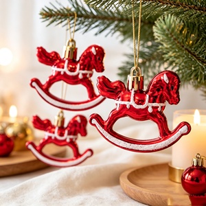 Ensemble d'ornements cheval à bascule brillants en gros, peints à la main avec détails blancs et surface rouge brillante, décoration suspendue pour sapin de Noël - Product Image 2
