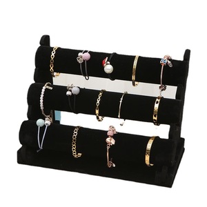 Expositor de terciopelo de tres niveles para pulseras, relojes y accesorios para el cabello. - Product Image 5