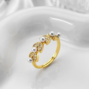 Bague élégante en forme de feuille plaquée or 18 carats de style coréen avec perle CZ pour femmes - Product Image 1