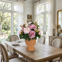Boho Cottage Rosa Pfingstrosen-Hortensien-Blumenarrangement, Großes Seidenblumen-Gesteck mit Geflochtenem Rattan-Sockel-Vase