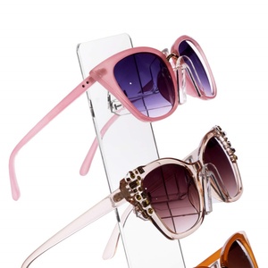 Expositor de Gafas de Acrílico Transparente Premium Personalizado Yageli, Soporte para 3 Monturas de Gafas de Sol, Impresión de Logotipo Personalizado con Serigrafía - Product Image 4