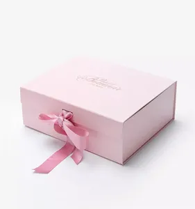 กล่องของขวัญน้ำหอมแบบพับได้สีชมพูสุดหรู พร้อมโลโก้ปั๊มทองและริบบิ้นผ้าซาติน - Product Image 1