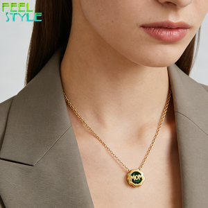 Collier pendentif personnalisé en acier inoxydable 316L plaqué or PVD, avec breloque pièce de monnaie à contour ondulé en forme de pétale, bord festonné et malachite verte - Product Image 6