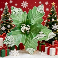 Elegante Gold- und Weißseidenblumen für luxuriöse Weihnachtsdekoration.