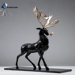 تمثال الأيل ذو القرنين الذهبي-تمثال فاخر من الألياف الزجاجية السوداء مع قرون مذهبة وبزخارف للوجه - Product Image 2