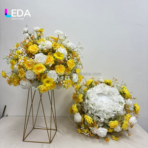 Bouquet de fleurs artificielles en soie jaunes personnalisées LEDA pour centre de table de mariage et décoration de mariage - Product Image 1