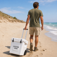 Glacière à roulettes 45QT en LLDPE avec logo personnalisé, grandes roues de plage, poignée télescopique et sangle de couvercle à rainure – Vente en gros
