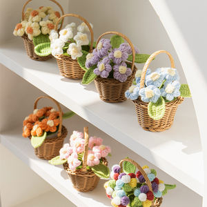 باقة زهور ونباتات في أصيص مصنوعة يدويًا من خيوط الصوف لعام 2024، تصميم اصطناعي مع زهور التوليب المصنوعة يدويًا في أصيص - Product Image 3