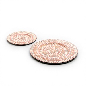 Plato de presentación redondo de madera y nácar con diseño maravilloso, para usar bajo platos principales en hoteles y restaurantes. - Product Image 1