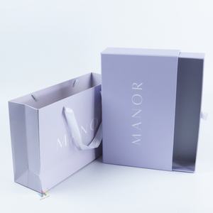 Sacs cadeaux en papier kraft personnalisés avec laminage, matériaux biodégradables et recyclés pour l'emballage de vêtements - Marque Crownwin - Product Image 3