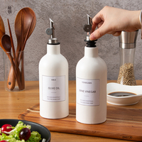 Fournitures de cuisine de couleur unie personnalisées bouteille d'huile de stockage domestique avec couvercle bouteilles d'huile d'olive en céramique vinaigre de sauce en gros